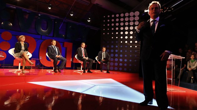 V z��i reflektor�. Kandid�ti na brn�nsk�ho prim�tora zpov�dal p�i p�edvolebn� debat� �esk� televize moder�tor V�clav Moravec. Na sn�mku zleva Jana Dr�palov� (SZ), Franti�ek Vi��a (ODS), Jaroslav Kacer (TOP 09) a Petr Vok��l (ANO).
