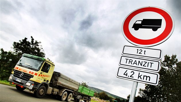 Na trase Beclav - Rajhrad pibv znaek zakazujc vjezd kamionm do obc.