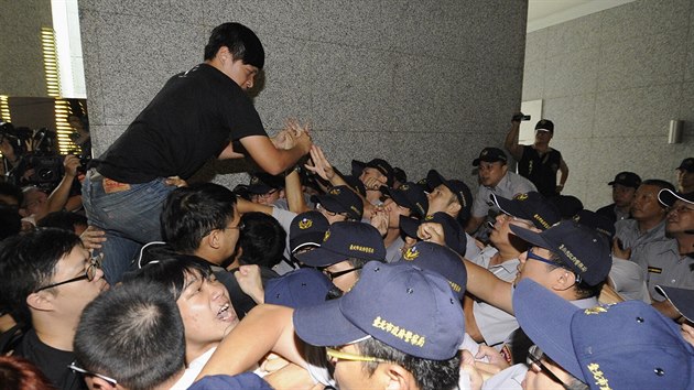 Tisce demonstrant v Hongkongu v pondl pokrauj v protestech za demokratick volby  (29. z)