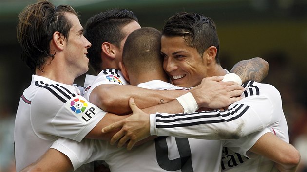 TMOV OBJET. Fotbalist Realu Madrid se raduj z glu do st Vilarrealu, kter vstelil Cristiano Ronaldo (vpravo).