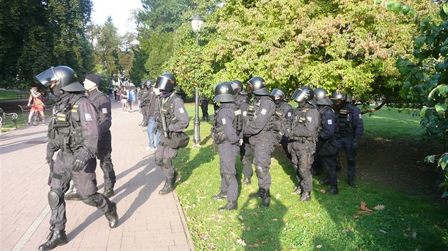 Na demonstraci DSSS ekalo nkolik destek anarchist, na akci dohlela policie (27. z 2014)