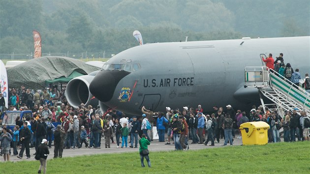 Americký tanker KC-153 v obleení návtvník Dn NATO v Ostrav