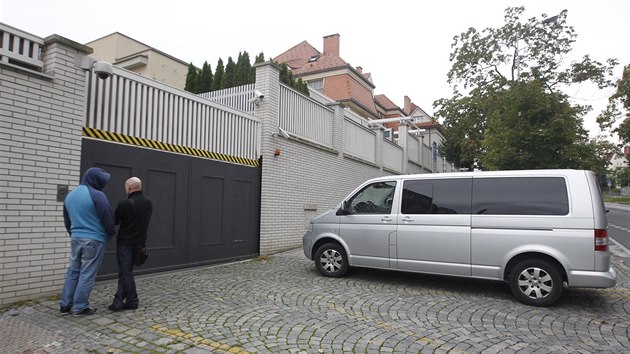 Policist ped vilou, kterou vyuv lobbista Ivo Rittig. (26. 9. 2014)