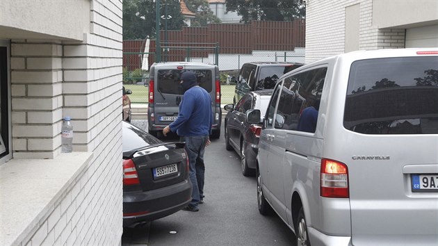 Policist� prohledali i vilu, kterou vyu��v� lobbista Ivo Rittig. (26. 9. 2014)
