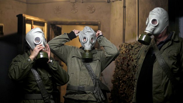 Rodina Hoppmannovch, kter si do bunkru vyrazila na netradin dovolenou, si nasazuje plynov masky.