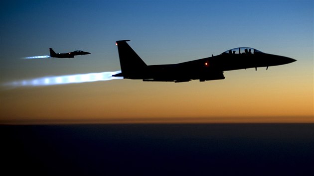 Americk sthac letouny F-15E Strike Eagle se vrac z nletu na pozice radikl Islmskho sttu v Srii. (23. z 2014)