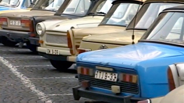 Automobily vchodonmeckch uprchlk na Mal Stran v Praze. (1989)