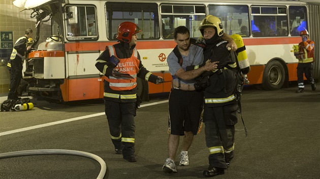 Sráka dvou osobních automobil a havárii autobusu v tunelu Blanka