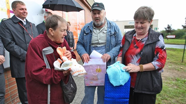 Eva Lérová (vlevo) se snachou Kristýnou upletly pro miminka z babybox první...