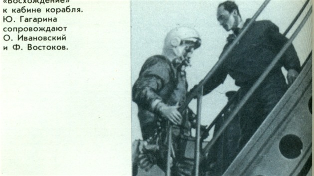 Inenr Ivanovskij doprovz Jurije Gagarina na palubu lodi Vostok.
