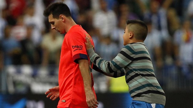 Lionel Messi z Barcelony po zpase v Mlaze odchz ze hit, kde ho dostihl jeden z mladch fanouk.