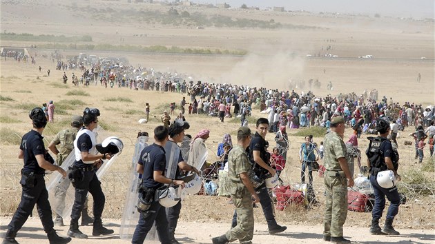 Turecko otevelo sv hranice kurdskm uprchlkm, jejich vesnice v Srii dobv Islmsk stt. (19. z 2014)