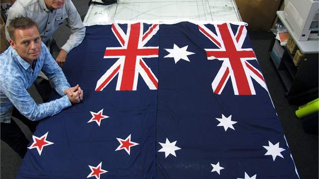 Novozélandskou vlajku si lidé ze severní polokoule často pletou s tou australskou (vpravo). I to je podle wellingtonských vlajkářů Victora Gizziho a Davida Moginieho jeden z důvodů, proč by měl ostrovní stát svou letitou symboliku změnit.