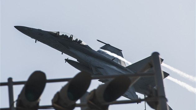 Amerian v noci na stedu nasadili ton letouny, bombardry i sthaky (24. z 2014)
