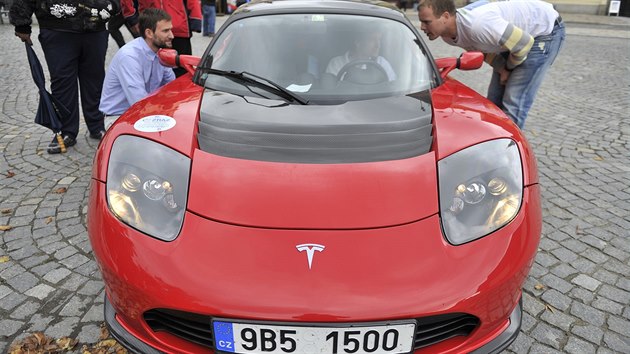 Tesla Roadster na jihlavskm Masarykov nmst.