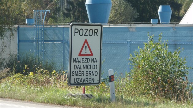Ped njezdy na D1 u Jihlavy jet ve stedu odpoledne stly tyto dopravn znaky informujc o uzavrce njezd. Ty jsou pitom u tm tden oteven.