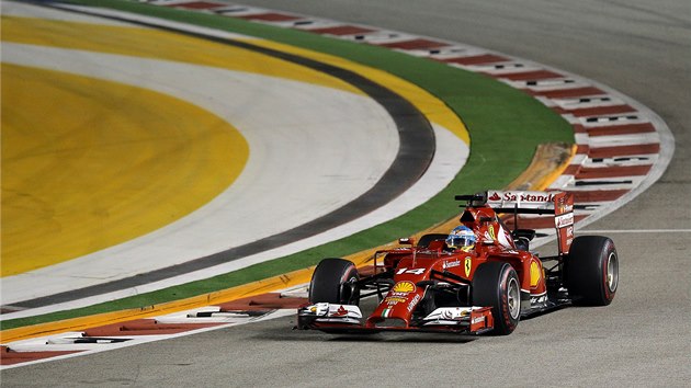 KROUEN. Fernando Alonso ve Velk cen Singapuru. 