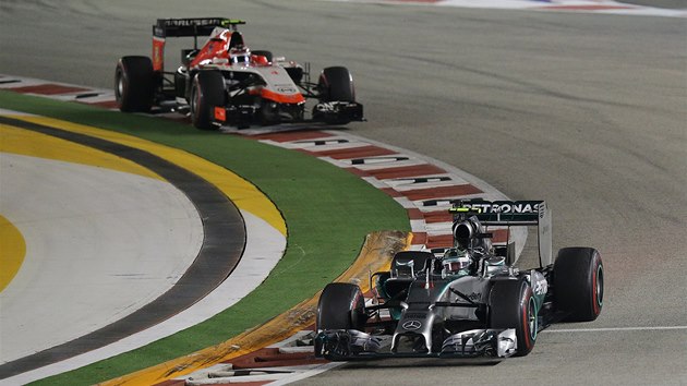 NA CHVOSTU. Nico Rosberg v zvru startovnho pole nsledovan Maxem Chiltonem ve Velk cen Singapuru. 