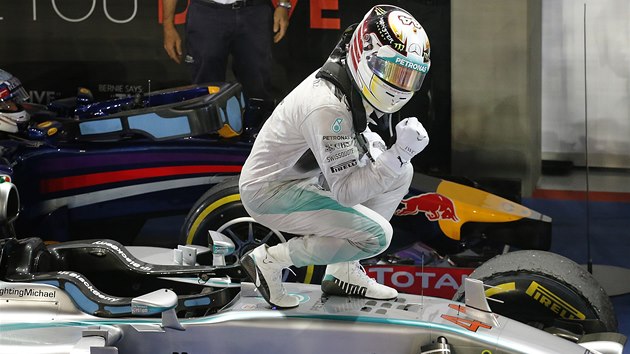 VTZN SPOJEN. Lewis Hamilton a jeho mercedes po triumfu ve Velk cen Singapuru. 