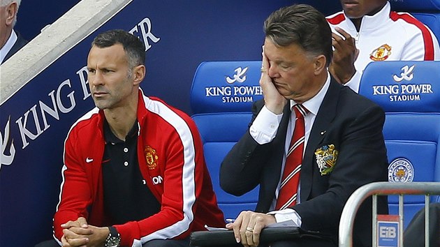 OTESEN. Trenr Manchesteru Louis van Gaal a jeho asistent Ryan Giggs po blami v Leicesteru