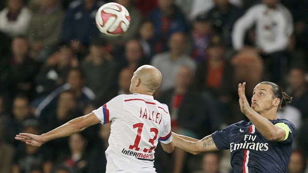 Zlatan Ibrahimovic z Paris St. Germain (vpravo) v hlavikovm souboji s Christophem Jalletem z Lyonu. 