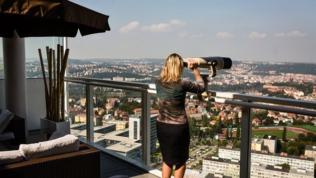 Návštěvníci restaurace Aureole v 27. patře mohou obdivovat Prahu s pomocí dalekohledu.