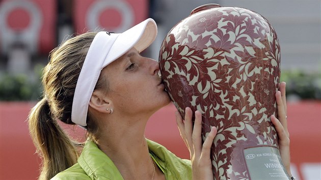 Karolna Plkov s trofej pro vtzku turnaje v Soulu.