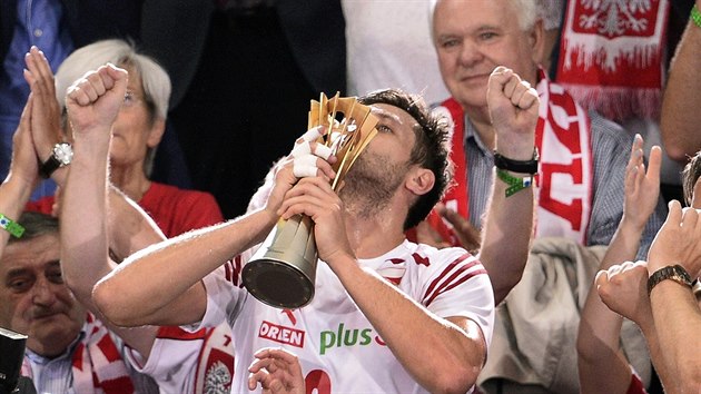 Kapitn polskch volejbalist Michal Winiarski lb trofej pro mistry svta.