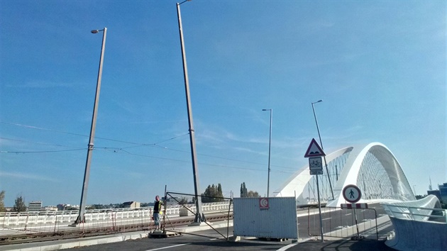 V okolí Trojského mostu se vechno chystá na slavnostní otevení a sobotní den...