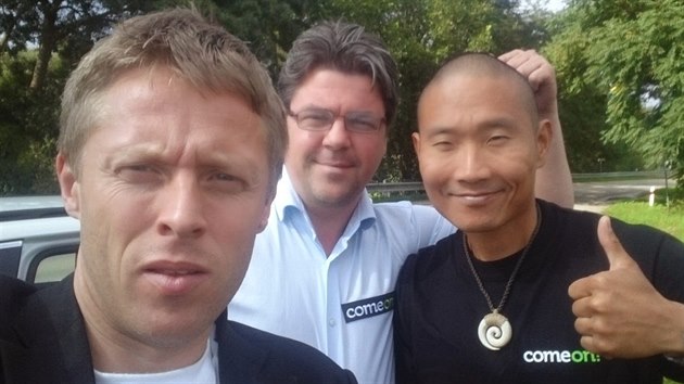 Zleva Gunnar Garfors, Øyvind Djupvik a Tay-yong Pak kousek za hranic v esk republice