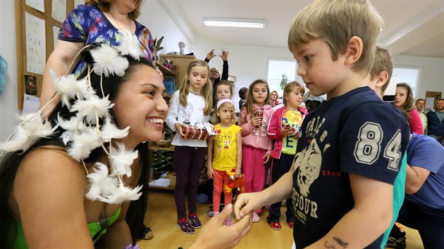 Taurama Analola Hey Rapu mezi dtmi pi nvtv sokolovskho gymnzia.