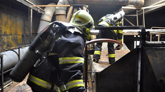 Boj s plameny v tovární hale bývalého Velamosu ztěžovala hasičům těžká přístupnost ohnisek požáru.