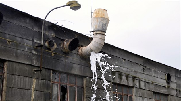 Boj s plameny v tovární hale bývalého Velamosu ztěžovala hasičům těžká přístupnost ohnisek požáru. Proto mimo jiné nasadili i speciální pěnu.