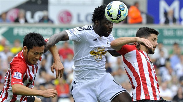 tonk Swansea Bony Wilfried (uprosted) m m, dor na nj Maya Yoshida (vlevo) a Shane Long ze Southamptonu.