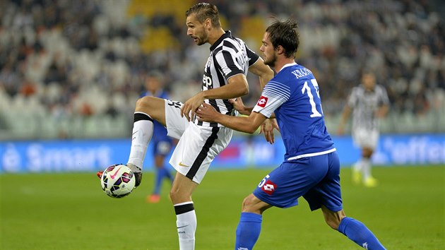 tonk Juventusu Fernando Llorente (vlevo) si chrn m ped dotrajcm Lucou Krajncem z Ceseny.