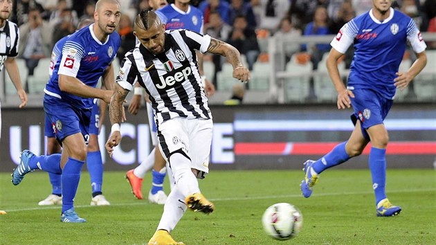 GL! Arturo Vidal z Juventusu Turn se prosazuje v utkn s Cesenou.