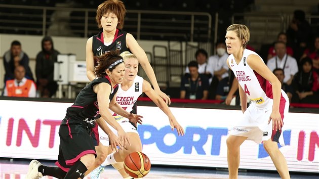 Momentka z basketbalovho utkn MS en esko (bl) vs. Japonsko
