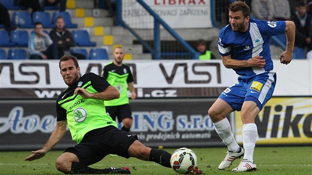 Zablokovan ance libereckho Tome ubeka (vpravo) v utkn s Mladou Boleslav