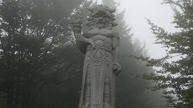Socha slovanskho boha Radegasta stoj kousek pod vrcholem Radhot 1129 m n.m.