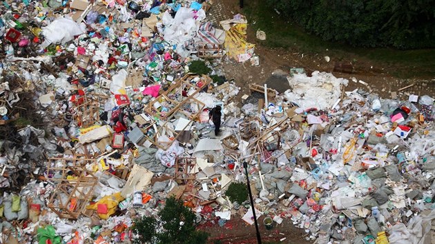 Star nbytek, stavebn materil a dal odpadky zstaly na chodncch deset dn.