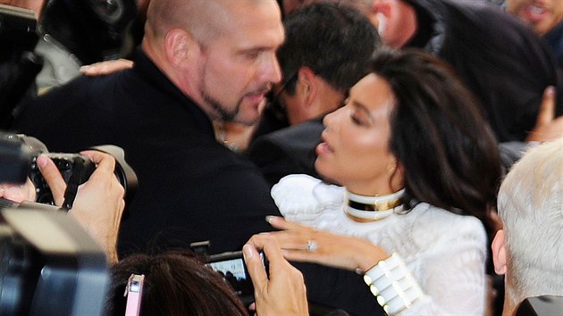 Vitalij Seuk dajn Kim Kardashianovou tahal za vlasy, ale ukrajinsk prma to popr (Pa, 25. z 2014).
