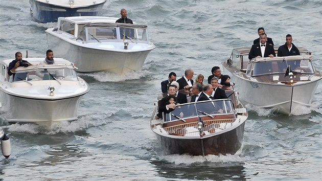 George Clooney a jeho svatební hosté se přepravovali lodními taxi (Benátky, 27. září 2014).