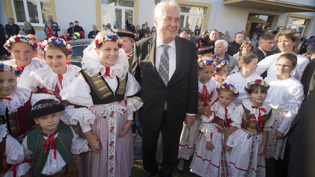 Milo Zeman na nvtv Zlnskho kraje. Pi druhm dnu si  prohldl Archeoskanzen v Modr na Slovcku, pot si ve Valaskm Mezi prohldl firmu zpracovvajc maso MP Krsno a debatoval s lidmi na ndvo kulturnho zazen.