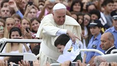 Pape� Frnti�ek �ehná chlapci b�hem své náv�t�vy v Albánii. (21. zá�í 2014) 