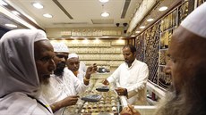 Muslimové nakupují perky v jednom z klenotnictví v Mekce. 
