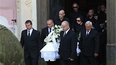 Na poh�eb zavra�d�né devítileté dívky z Klá�terce nad Oh�í sm�li jen její...