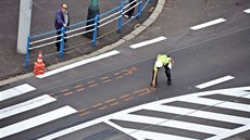 Stopy po pneumatikách ukazují, e idi zaal brzdit kousek ped pechodem.