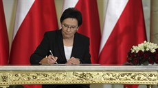 Ewa Kopaczová se podepisuje b�hem ceremonie, kdy nová polská vláda slo�ila v...