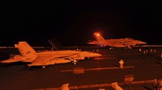 Americké stíhaky startují z letadlové lod v Perském zálivu, budou bombardovat...