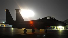 Americká stíhaka F-15E Strike Eagle, která se podílí na leteckých úderech v...